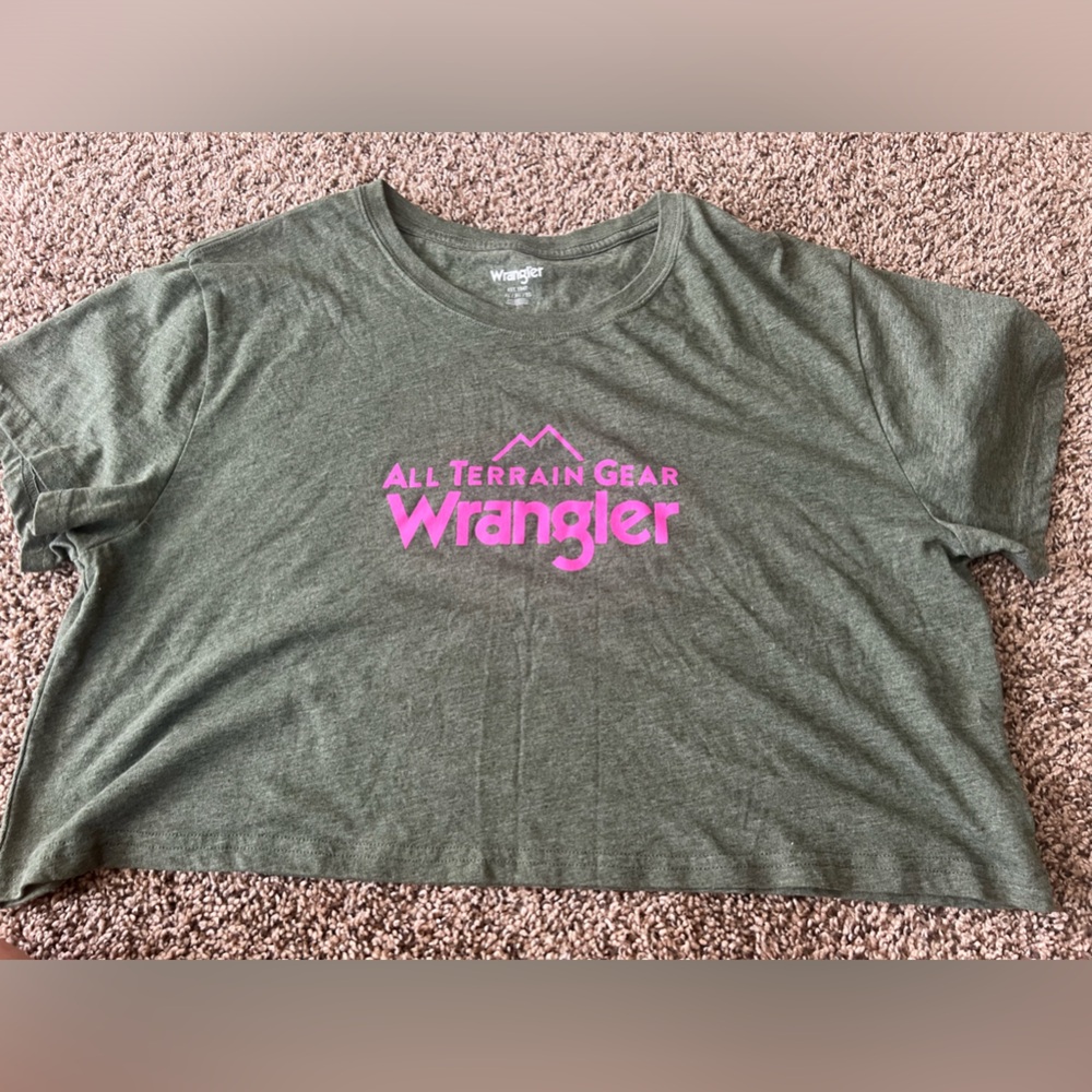 Womens cropped Wrangler new without tags! Size xl green with pink writing.